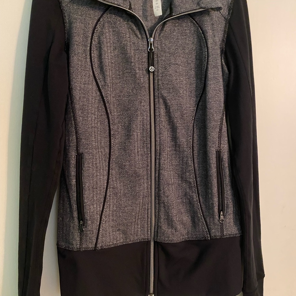 Lululemon Women's Black and Gray Jacket